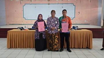 Kadisdik Kabupaten Sumenep H. Iksan SPD MT Saat Membagikan SK PPPK PW di Lingkungan Disdik Sumenep 