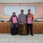 Kadisdik Kabupaten Sumenep H. Iksan SPD MT Saat Membagikan SK PPPK PW di Lingkungan Disdik Sumenep 