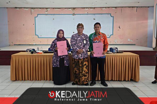 Kadisdik Kabupaten Sumenep H. Iksan SPD MT Saat Membagikan SK PPPK PW di Lingkungan Disdik Sumenep 