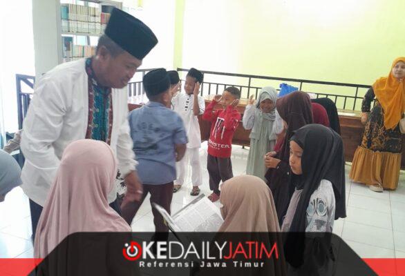 Pustakawan Ahli Muda Dispusip Kabupaten Sumenep, Drs. Syaiful Bahri Saat Memberikan Edukasi Kepada Siswa-siswi Raudiyah Najiyah II