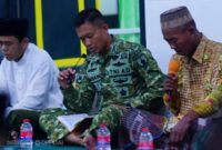 Danyonif TP 931/KJ Letkol Inf Aditya Danang Putranto di sela Kegiatan Doa dan Tadarus Bersama Warga