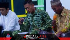 Danyonif TP 931/KJ Letkol Inf Aditya Danang Putranto di sela Kegiatan Doa dan Tadarus Bersama Warga