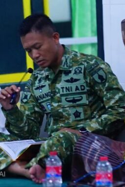 Doa dan Tadarus di Masjid Soekambang, Yonif TP 931 Pererat Kedekatan dengan Warga