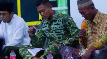 Danyonif TP 931/KJ Letkol Inf Aditya Danang Putranto di sela Kegiatan Doa dan Tadarus Bersama Warga