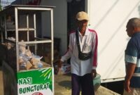 KBS Sumenep Salurkan Nasi Bungturat di Jalan Urip Sumoharjo Desa Pabian, Jum'at (23/10/2026)