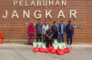 Tim Dinsos P3A Bersama BAZNAS Sumenep Saat Menjemput 9 Nelayan Pulau di Pelabuhan Jangkar Situbondo 