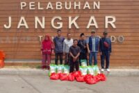 Tim Dinsos P3A Bersama BAZNAS Sumenep Saat Menjemput 9 Nelayan Pulau di Pelabuhan Jangkar Situbondo