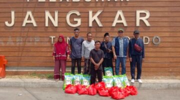 Tim Dinsos P3A Bersama BAZNAS Sumenep Saat Menjemput 9 Nelayan Pulau di Pelabuhan Jangkar Situbondo 