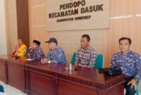 Camat Dasuk Wismadi Laksono dan Sekcam Kamaruddin di Acara Pembinaan U17 di Pendopo Kecamatan Dasuk, Kamis (15/10/2026)