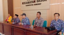 Camat Dasuk Wismadi Laksono dan Sekcam Kamaruddin di Acara Pembinaan U17 di Pendopo Kecamatan Dasuk, Kamis (15/10/2026)
