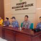 Camat Dasuk Wismadi Laksono dan Sekcam Kamaruddin di Acara Pembinaan U17 di Pendopo Kecamatan Dasuk, Kamis (15/10/2026)