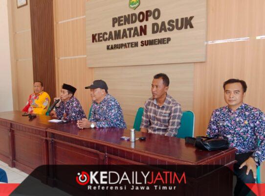 Camat Dasuk Wismadi Laksono dan Sekcam Kamaruddin di Acara Pembinaan U17 di Pendopo Kecamatan Dasuk, Kamis (15/10/2026)
