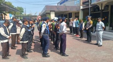 Suasana Apel Opgab Skala Besar UPT PPD, Satlantas Polresta, Bapenda Sumenep, Disperkimhub di Halaman Kantor UPT PPD, Jum'at (23/10/2026)